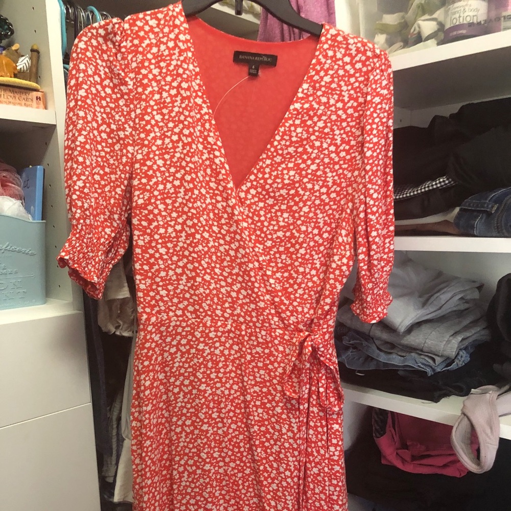 Beautiful floral Banana Republic wrap dress adjustable sizing buttons sz 6 NWOT